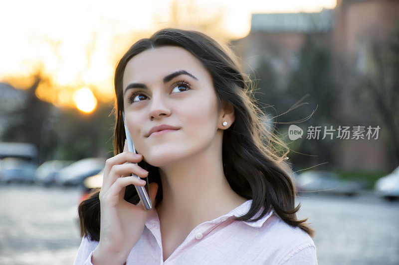 在城里打电话的女人