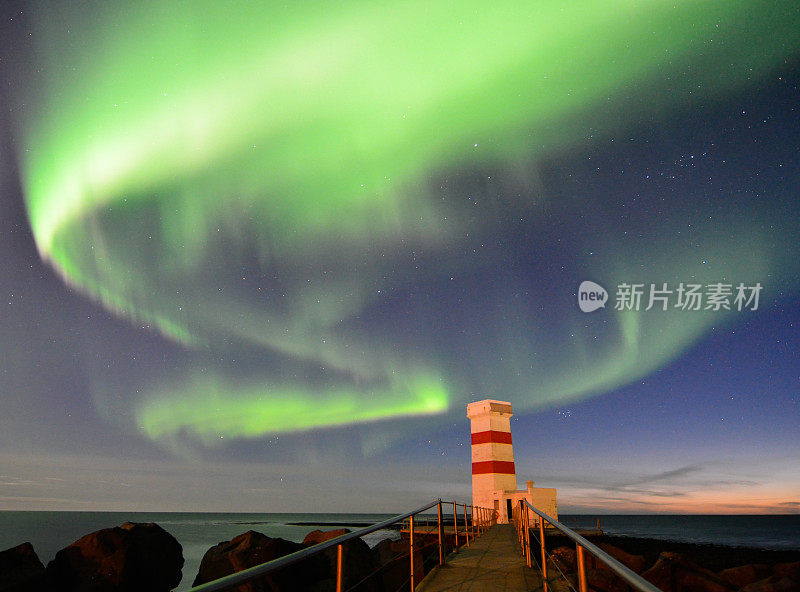 冰岛北极光下的加杜尔灯塔