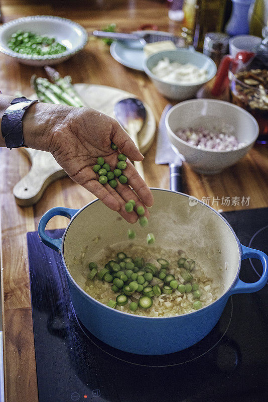 准备绿芦笋豌豆调味饭