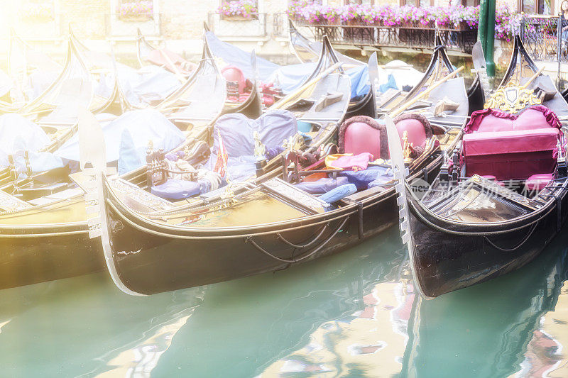 传统的威尼斯贡多拉停泊在意大利威尼斯的一条小运河里