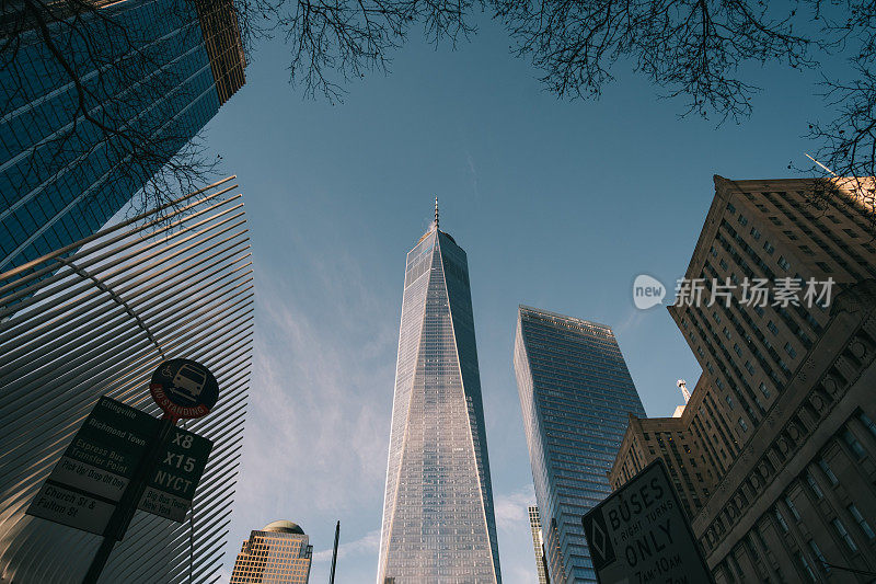 曼哈顿的公司大楼和世界贸易中心一号大楼