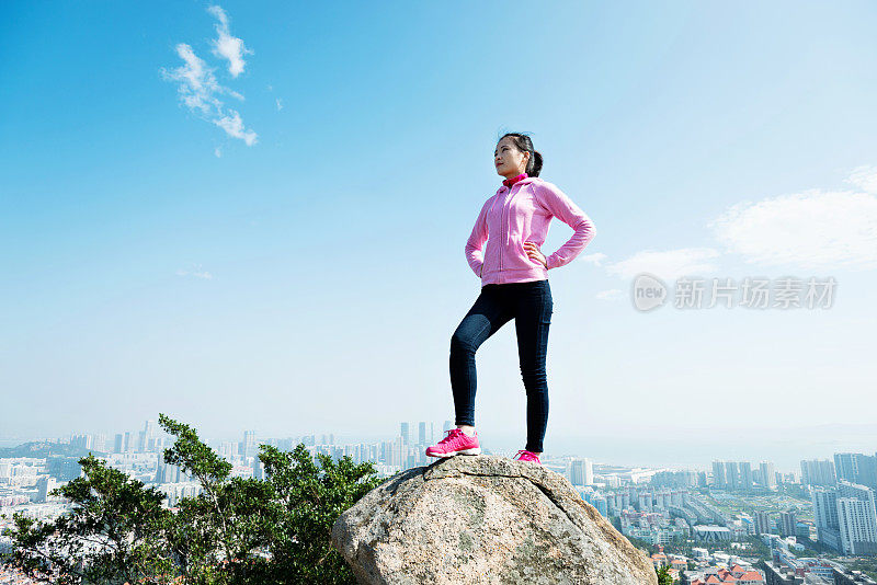 女人站在山顶的岩石上