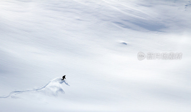滑雪者在雪道外的粉雪中滑雪