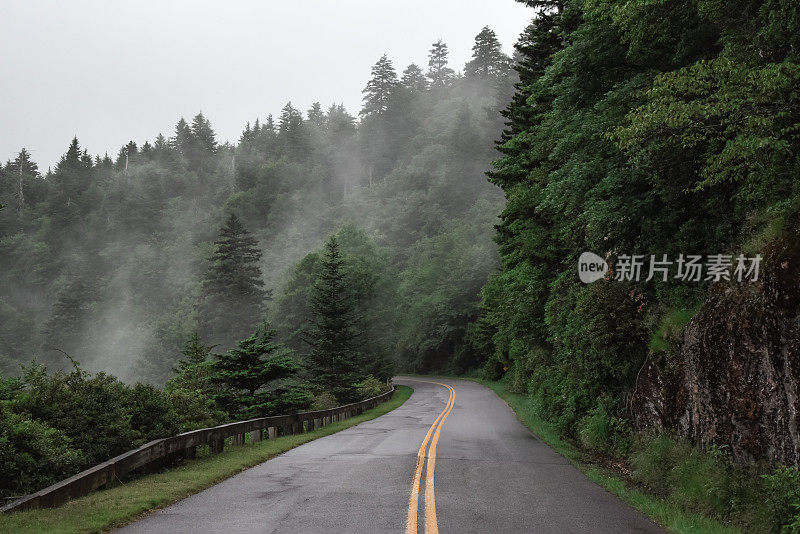 带雾的蓝岭公园路