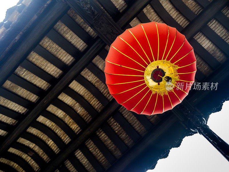 典型的中国红色灯笼挂在外面，广州，中国。