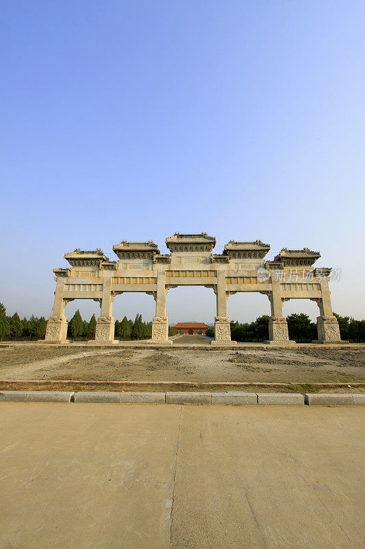 2014年5月18日，中国河北省遵化县，清代东陵，中国传统中式白色大理石拱门景观建筑