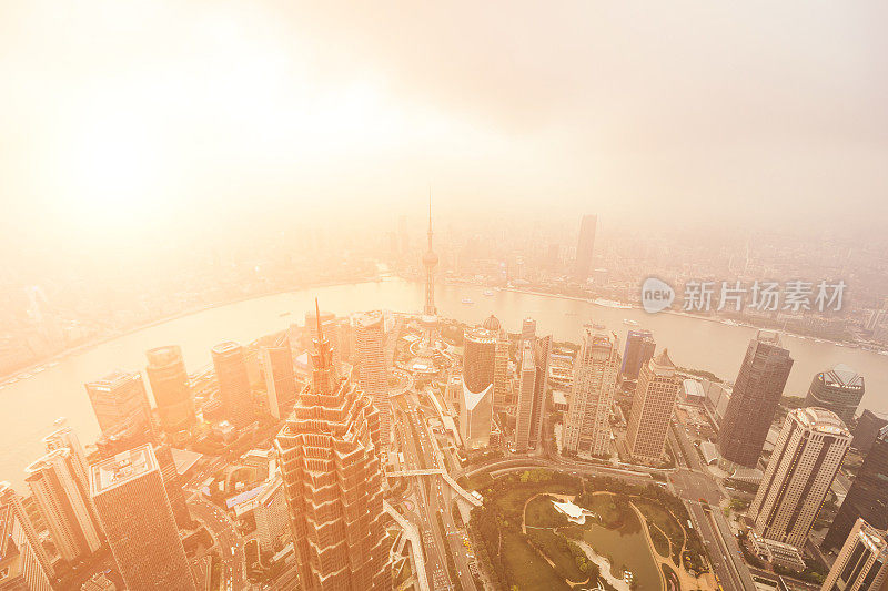 阳光下的上海天际线鸟瞰图