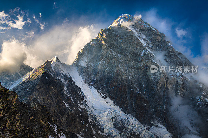 喜马拉雅山上的普莫里顶着蓝天和白云。珠穆朗玛峰