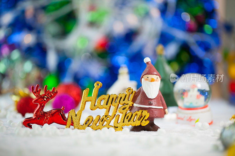 圣诞道具装饰在圣诞雪地背景与复制空间。圣诞快乐，新年快乐。