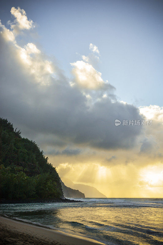 美丽的纳帕利海岸日落在科伊海滩在考艾岛北岸