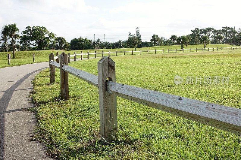 自行车和步行通道通过公园景观与木栅栏