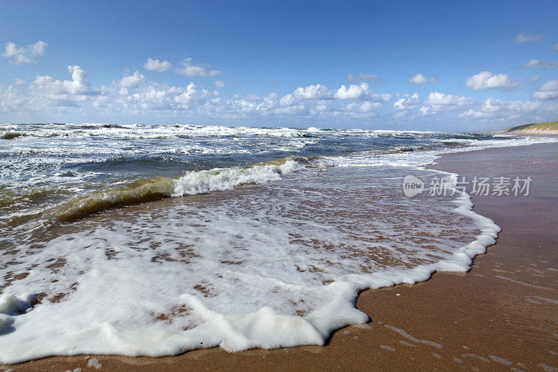 海岸:海浪拍打着海滩