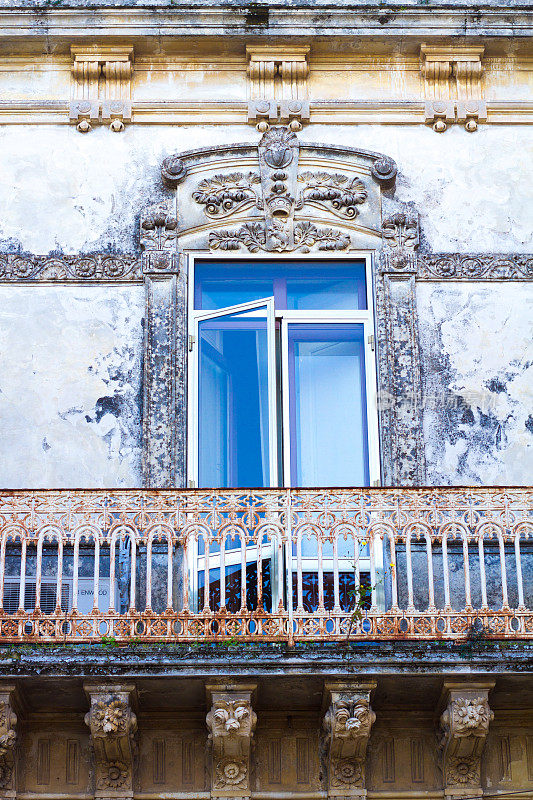 意大利西西里岛:阳光普照的古老落地窗
