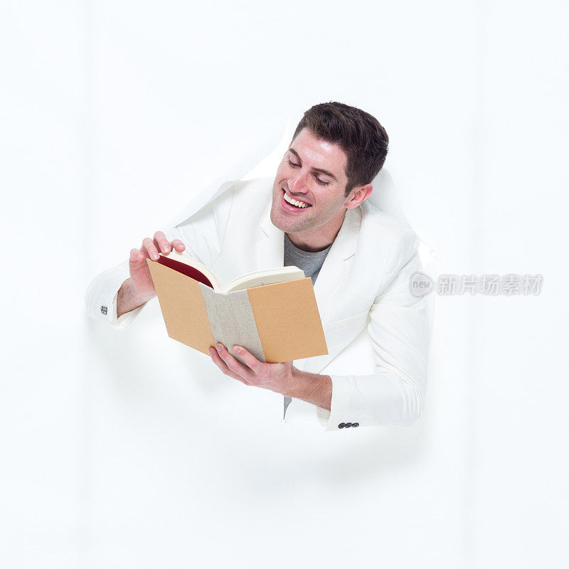 穿白色西装的帅哥在看书