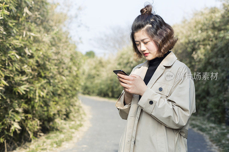 女人在公园发短信