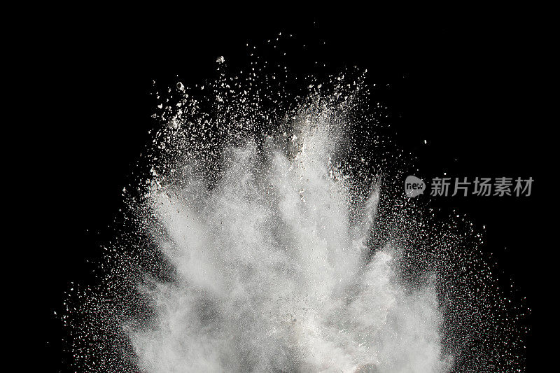 白色粉末在黑色背景上爆炸。停止白色粉末在黑色背景上的移动。发射白色粉末飞溅。