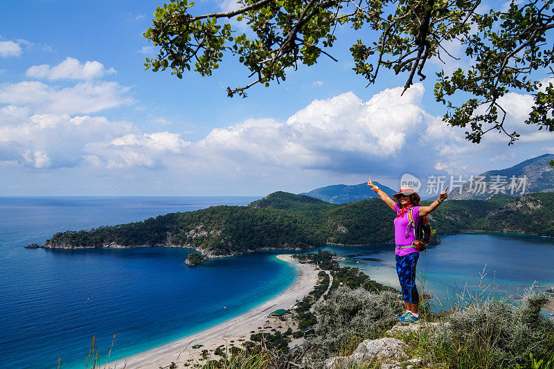 走在Oludeniz。