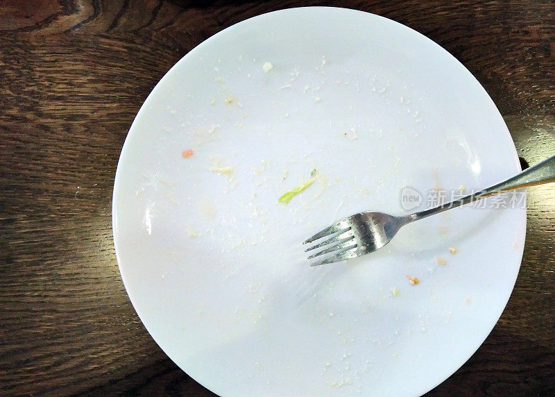 碗和叉子。空碗。盘子里。