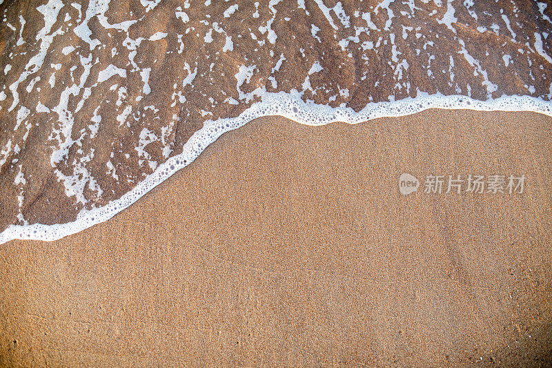 沙滩上海浪般的海水