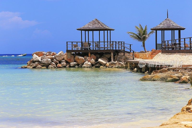 海滩与乡村凉亭防波堤-蒙特哥湾-牙买加，加勒比海