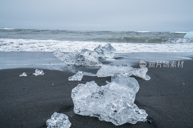 著名的黑沙滩，冰岛Jokulsarlon的钻石海滩