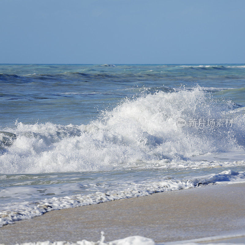 加勒比海滩上的海浪