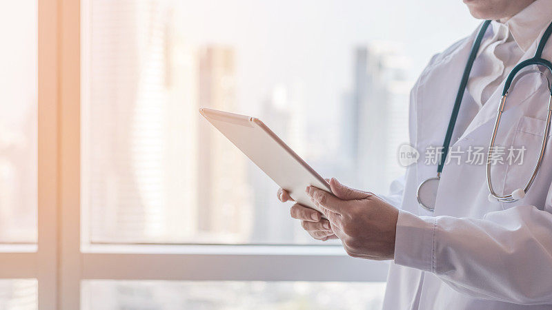 在医院或诊所使用平板电脑记录病人健康的医生或医师