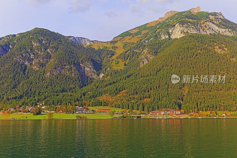 阿钦西绿松石湖和阿尔卑斯村庄泰洛卡温德尔阿尔卑斯-奥地利