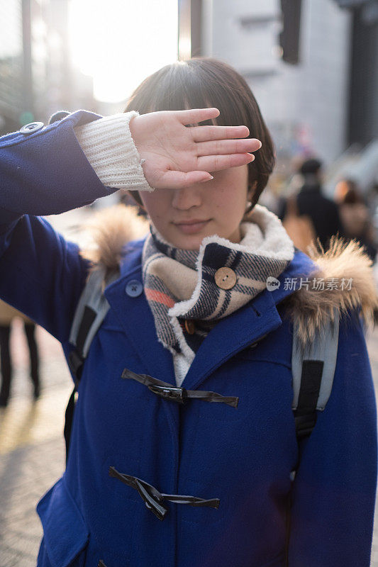 匿名的女人和人群