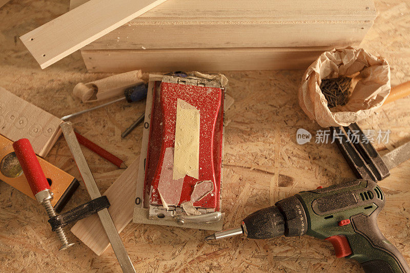 钻头，砂纸，夹具和其他工作工具在工作台上