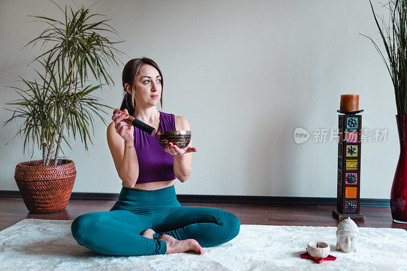 一名年轻女子正在用在线瑜伽课程冥想