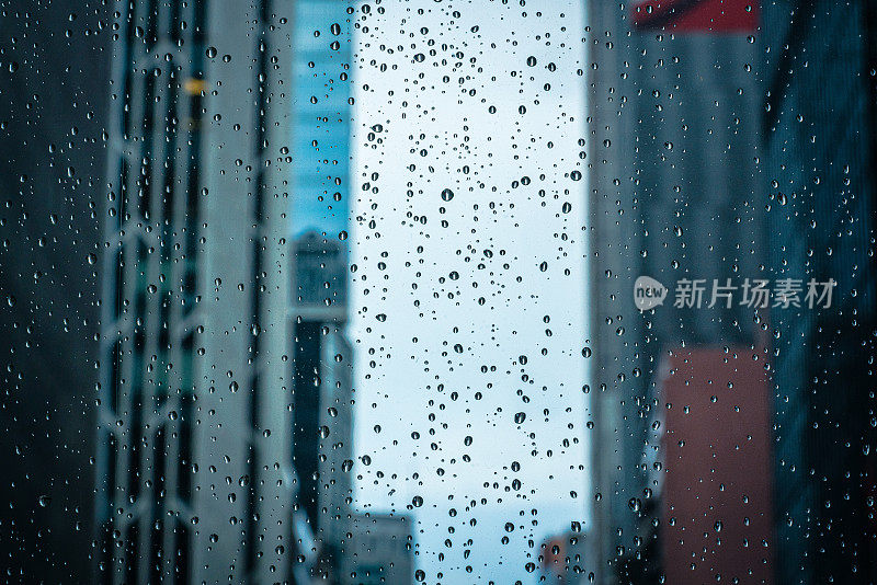 雨滴落在窗玻璃上，暴雨天