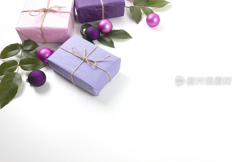 白色背景上粉色和紫色装饰的圣诞礼品盒。
