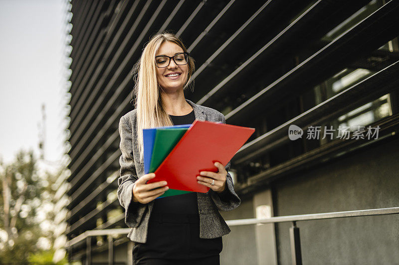 女商人在开会前检查合同