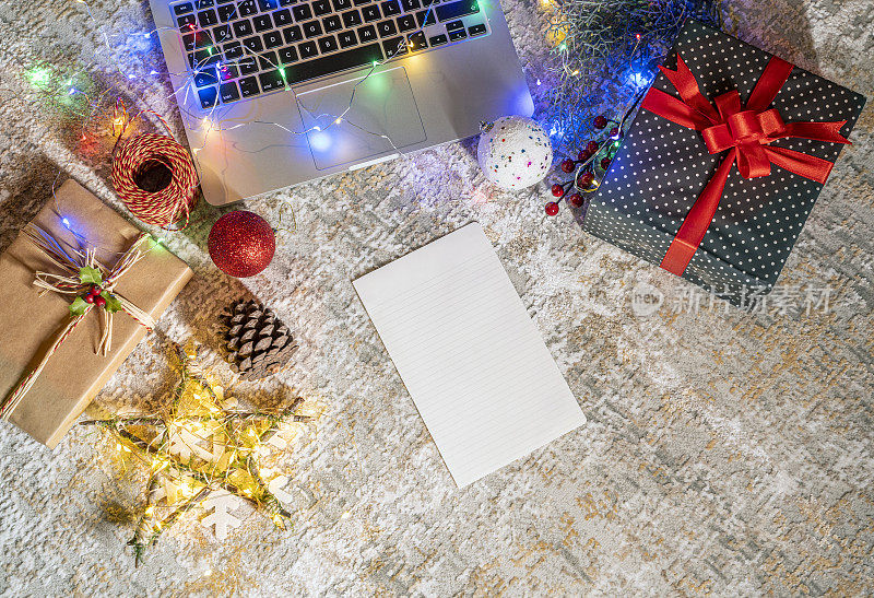 圣诞装饰，现代笔记本电脑在地毯上，家庭内部