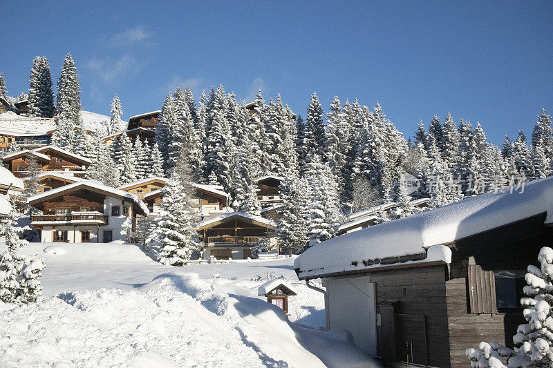 在冬季奥地利阿尔卑斯山的滑雪胜地度假屋的景色