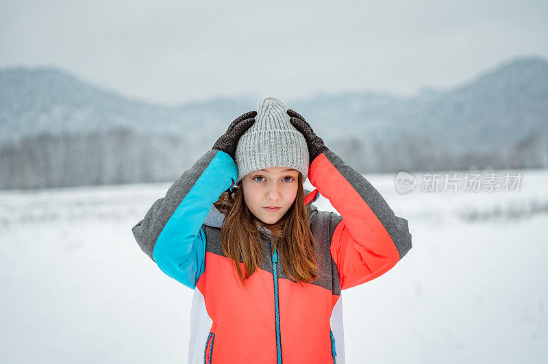 一个女孩的肖像在一个冬天的雪天