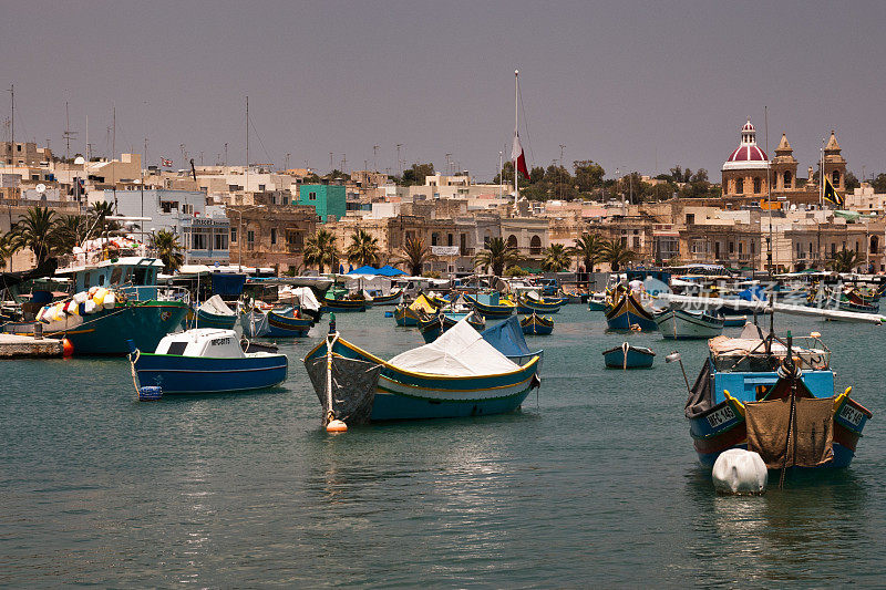 马耳他Marsaxlokk港口五颜六色的渔船
