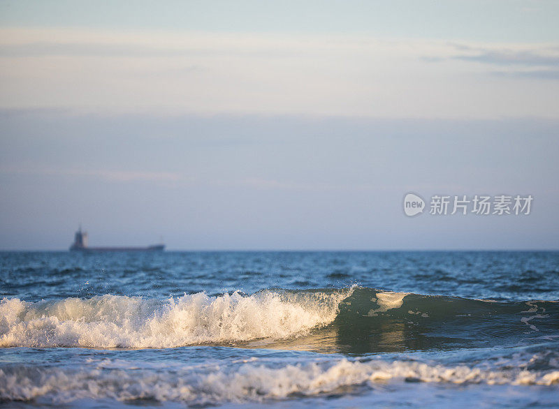 海浪和船在背景