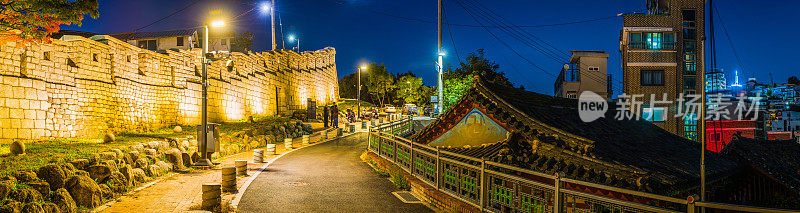 韩国安静的夜晚街道旁的城墙全景首尔