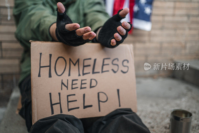 无家可归的退伍军人在街上请求帮助