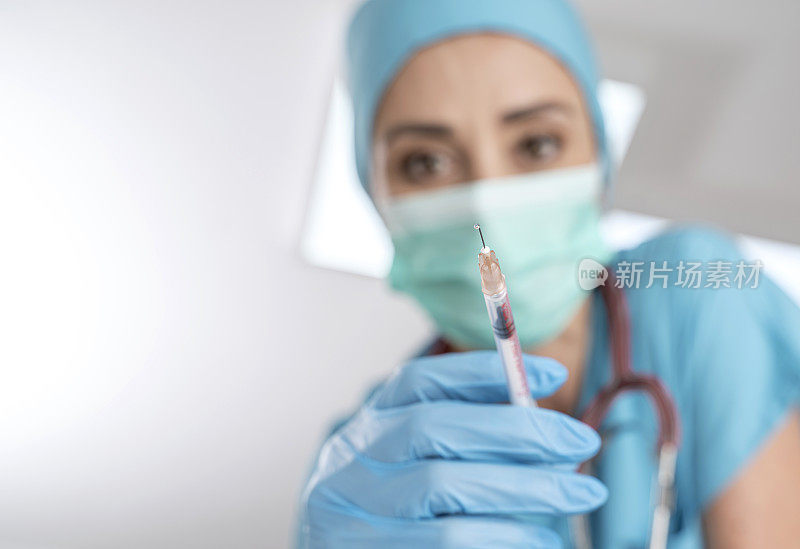 一名护士准备COVID-19疫苗注射的特写肖像