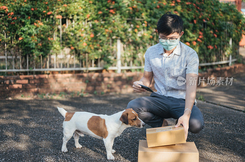 送货概念亚洲人从网上市场平台在他的房子手接受送食品盒