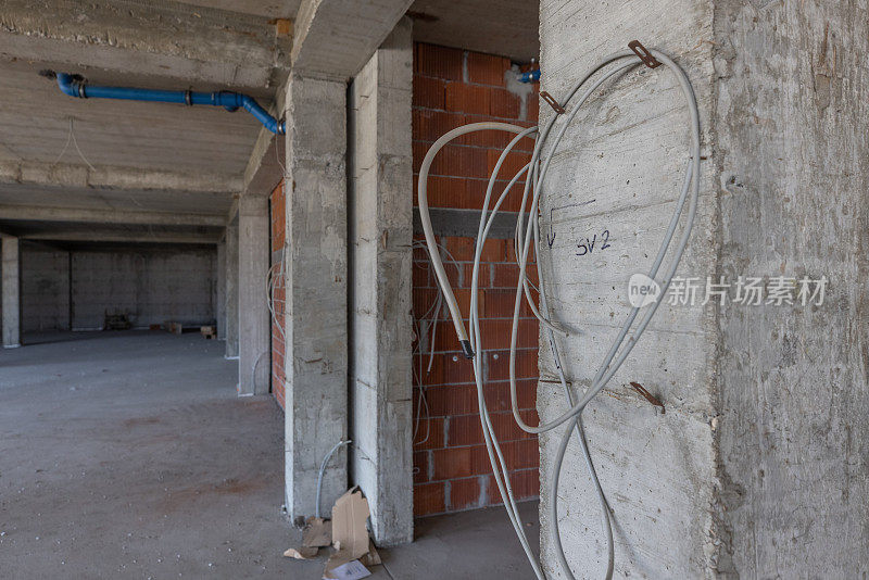 电缆挂在建筑工地的墙上