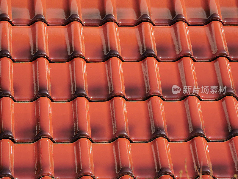 陶瓷屋面瓷砖背景。现代的金属屋顶。水泥砂砖。