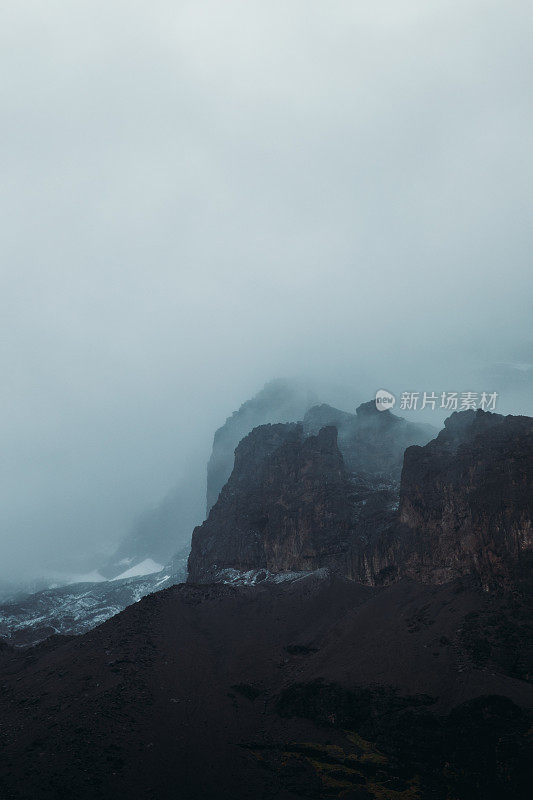 在乞力马扎罗山国家公园，黑暗的山峰，雪峰和雾中的冰川的壮观景象