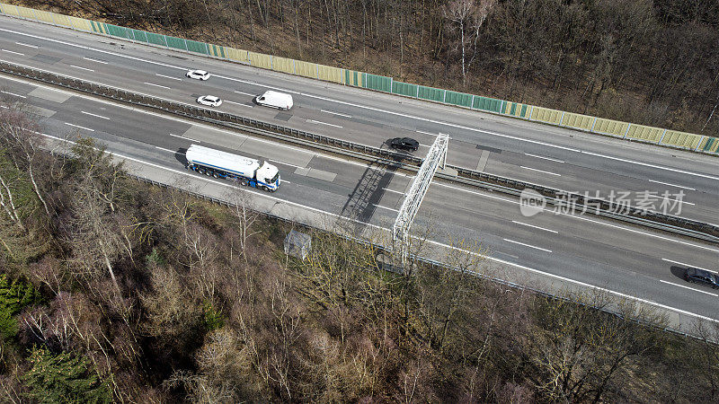 高速公路上的卡车收费系统-控制龙门，鸟瞰图