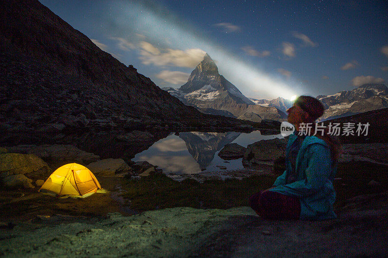 一名女子在马特洪峰山顶露营的夜景