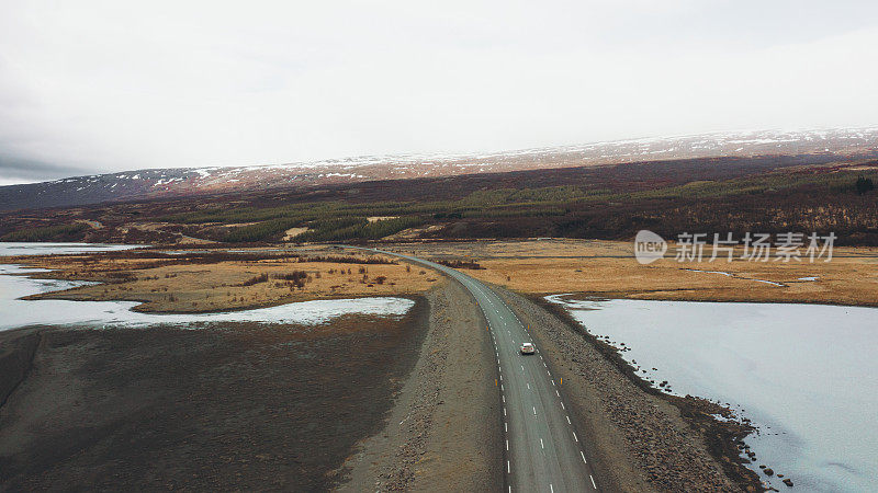 风景鸟瞰图的汽车驾驶桥上的道路在冰岛峡湾