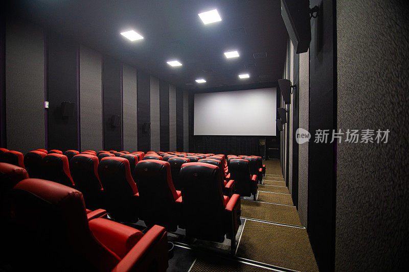 电影院大厅里摆着红色的椅子，人去楼空